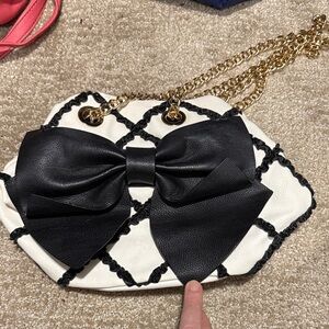 Betsey Johnson White Shoulder Bag with Black Bow and Gold Chain